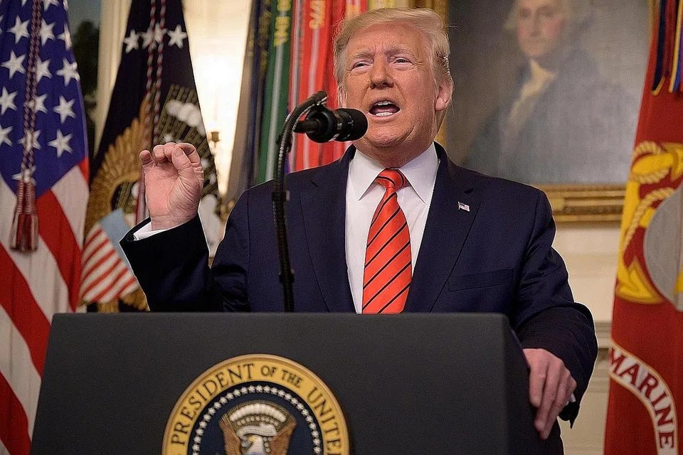 SAKI-BAKI OPERASI: Gambar dari udara ini menunjukkan kawasan yang menjadi sasaran bedilan helikopter tentera elit Amerika dalam operasinya semasa memburu ketua ISIS, Abu Bakr al-Baghdadi, di perkampungan Barisha di wilayah Idlib, Syria. Operasi itu dilaporkan menyasarkan "anggota ISIS" di sebuah rumah dan kereta. Berita kematian Bahgdadi - yang dianggap sebagai "pengganas paling dikehendaki di dunia" - telah disahkan oleh Presiden Amerika Donald Trump (gambar atas) dalam taklimatnya pada Ahad lalu. - Foto AFP