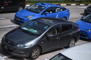 Mulai Isnin (27 Sep), teksi dan kereta sewa dan privet hanya boleh membawa dua penumpang. Namun, mereka yang daripada isi rumah yang sama seperti ibu bapa dengan dua anak mereka, masih dibenarkan menaiki teksi atau kereta sewa privet bersama, kata LTA.