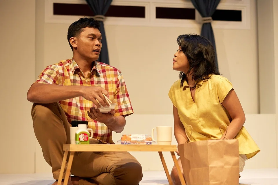 Antara pelakon yang terlibat dalam pementasan ‘The Fourth Trimester’ oleh The Checkpoint Theatre ialah Al-Matin Yatim (kiri) dan Rusydina Afiqah.