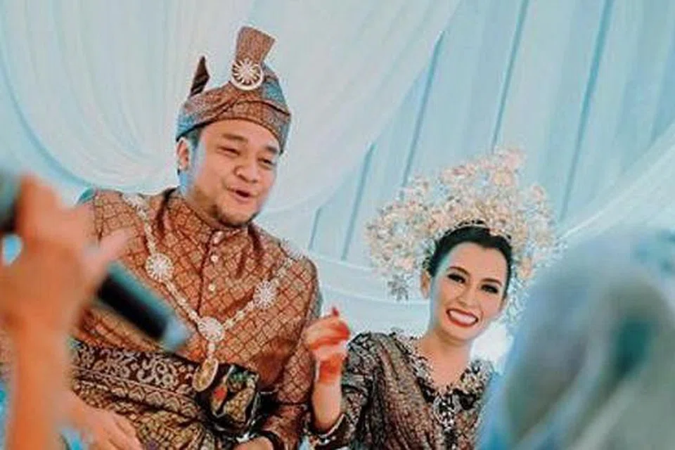 BERAKHIR SUDAH PENANTIAN: Misha Omar dan jejaka pilihannya, Firos Ezzwan Rossly, kelihatan bagai pinang dibelah dua di hari perkahwinan mereka. - Foto HARIAN METRO