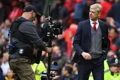GIGIT JARI: Pengurus Arsenal, Arsene Wenger (kanan), meninggalkan padang pada akhir perlawanan Liga Perdana England di Old Trafford antara pasukannya dengan Manchester United yang berakhir dengan kekalahan anak buahnya 1-2. - Foto AFP