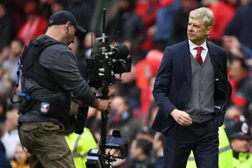 GIGIT JARI: Pengurus Arsenal, Arsene Wenger (kanan), meninggalkan padang pada akhir perlawanan Liga Perdana England di Old Trafford antara pasukannya dengan Manchester United yang berakhir dengan kekalahan anak buahnya 1-2. - Foto AFP