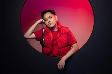 Penyanyi tempatan, Faiz Zikry, mahu sentiasa bersikap terbuka untuk memperbaiki bakat nyanyiannya. 