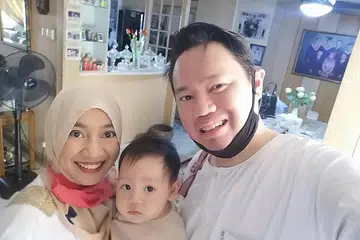 BUAT PERSEDIAAN AWAL: Cik Muna dan suami, Encik Mirza telah membuat persediaan awal bagi tabungan pendidikan dan insurans kesihatan anak mereka, Rayyan. - Foto ihsan MIRZA SALIM