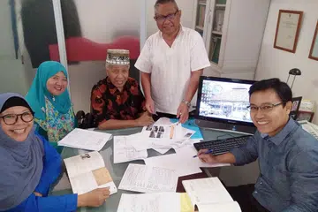 SEBELUM SEJARAH PONDOK DILUPAKAN ZAMAN: (Dari kanan) Haji Faizal Wahyuni bersama sebahagian ahli jawatankuasa redaksi yang terdiri daripada Haji Asmawi Majid, Haji Mohd Seain Madsom, Cik Nurul Sa'adah Mohammad Seain dan Hajah Salamah Abdoll, menyatakan bahawa pihaknya akan berusaha mengumpul bahan, menemu ramah bekas penghuni dan menerbitkan buku mengenai sejarah pondok atau 'ponthuk'. - Foto SAINI SALLEH