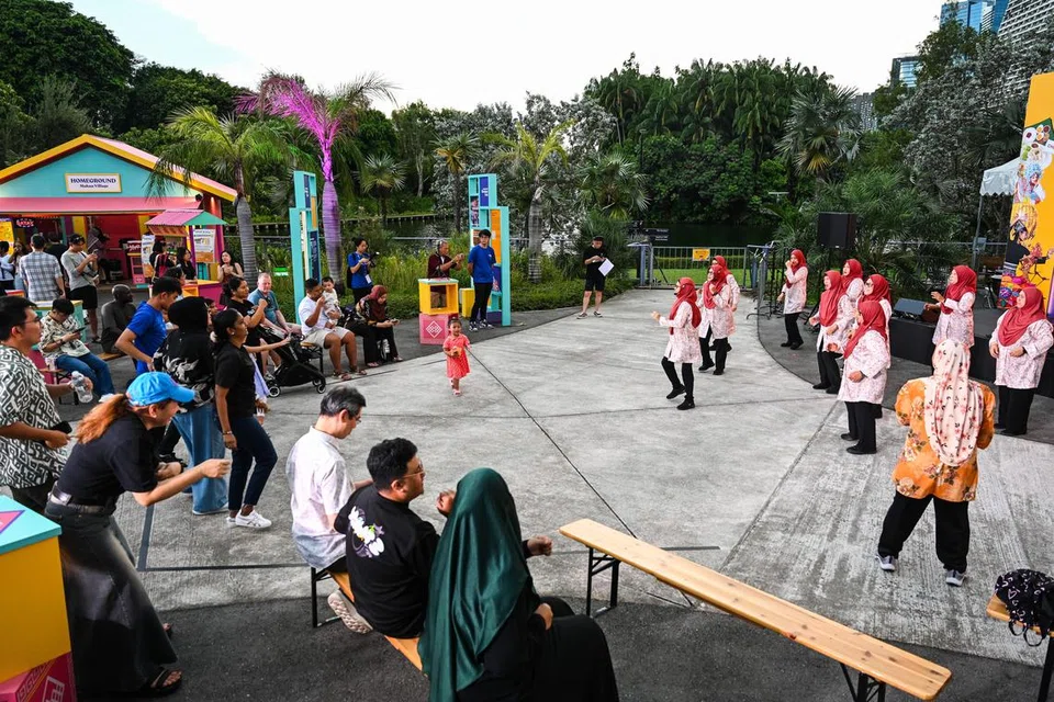 Persembahan ‘kebayarobics’ di Taman di Persisiran merupakan antara sajian Pesta Warisan Singapura yang pada 2025, meraikan Warisan Tidak Ketara (ICH), iaitu adat, tradisi dan amalan yang terus hidup merentas generasi. 