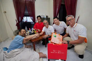 Menteri Pembangunan Sosial dan Keluarga, Encik Masagos Zulkifli Masagos Mohamad (tiga dari kanan), menyampaikan pakej perayaan kepada penduduk Tampines sebagai sebahagian daripada sumbangan Ramadan menerusi program ‘Habuan Harapan 2025’.