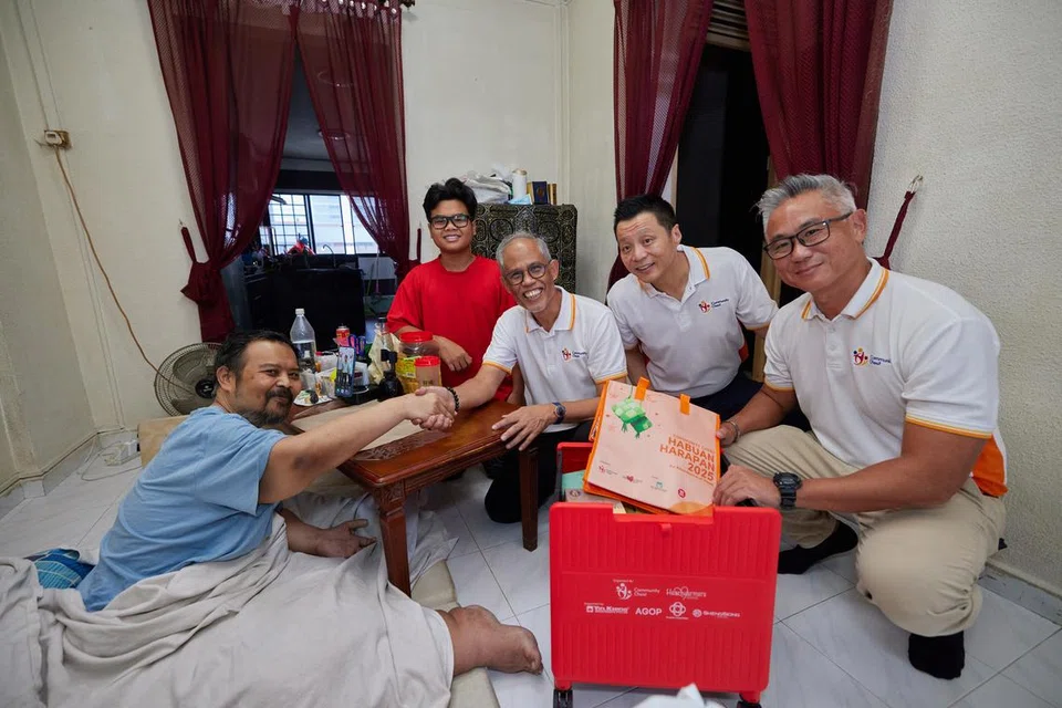 Menteri Pembangunan Sosial dan Keluarga, Encik Masagos Zulkifli Masagos Mohamad (tiga dari kanan), menyampaikan pakej perayaan kepada penduduk Tampines sebagai sebahagian daripada sumbangan Ramadan menerusi program ‘Habuan Harapan 2025’.