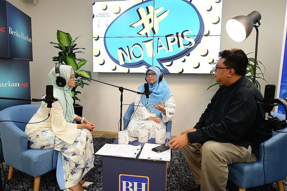 DEDAH PENGALAMAN 'MENANGIS TAK BERLAGU': Presiden PPIS, CIK Rahayu Mohamad (tengah), menceritakan bagaimana beliau mula mengambil diploma pendidikan awal kanak-kanak dulu ketika mempunyai tiga anak kecil dan mengandungkan anak keempat kepada hos #No Tapis Shahida Sarhid dan Suhaimi Yusof. - Foto FAKHRURADZI ISMAIL