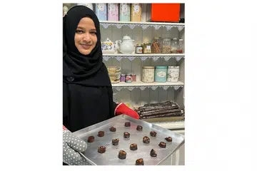 MEMBUAT PERSIAPAN AWAL: Cik Widyawati telah menerima lebih daripada 100 botol tempahan awal untuk biskut menteganya setelah membuat persiapan awal sempena Hari Raya tahun ini. - Foto ihsan WIDYAWATI ISMAN 