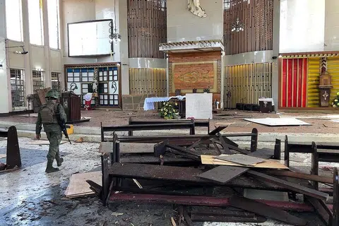 TINDAKAN PENGGANASAN: Di Asia Tenggara, individu yang terpengaruh dengan ideologi IS melakukan tindakan pengganasan yang disarankan oleh kumpulan itu. Ini termasuk pengeboman gereja di Jolo, wilayah Sulu di Filipina, Januari lalu. - Foto REUTERS