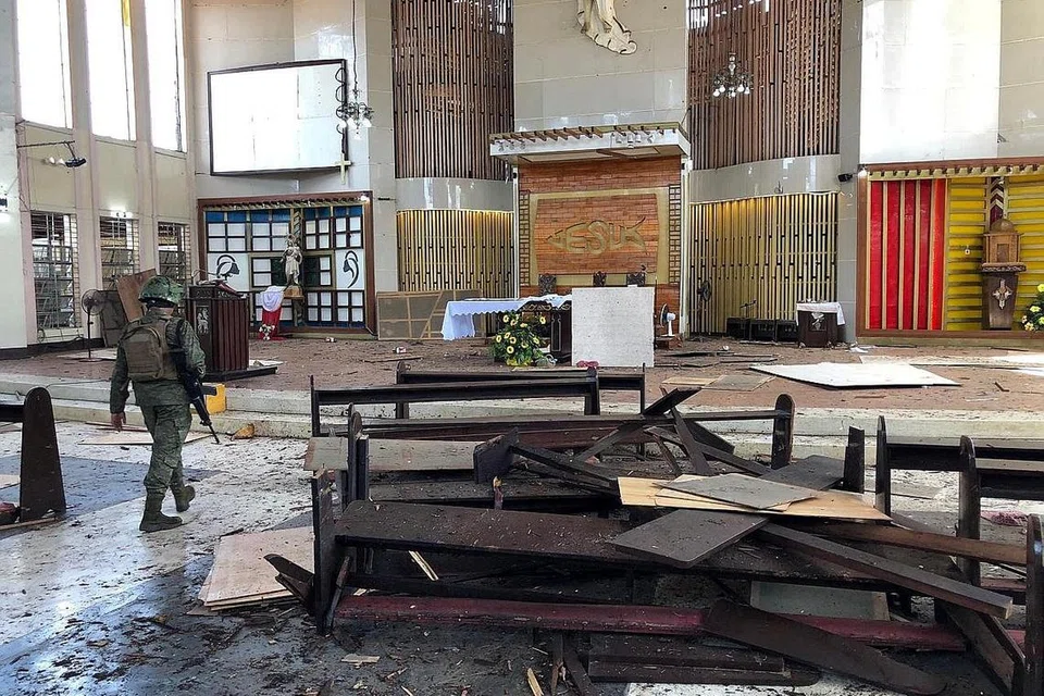 TINDAKAN PENGGANASAN: Di Asia Tenggara, individu yang terpengaruh dengan ideologi IS melakukan tindakan pengganasan yang disarankan oleh kumpulan itu. Ini termasuk pengeboman gereja di Jolo, wilayah Sulu di Filipina, Januari lalu. - Foto REUTERS