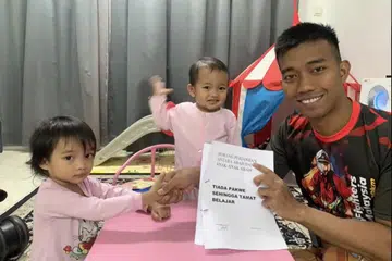 SELESAI TANDA TANGAN: Encik Mohammad Amirul Azmi dan anak-anaknya setelah selesai menandatangani ‘kontrak’ tiada teman lelaki sehingga tamat sekolah.