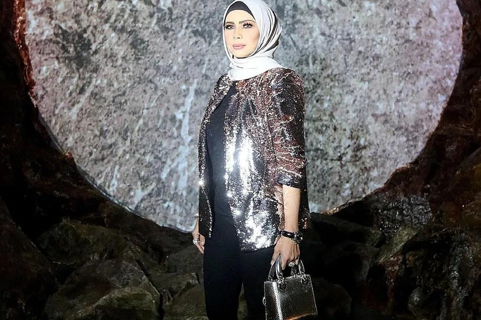 USAHA MURNI: Erra Fazira dan Rozita Che Wan (atas) antara beberapa artis di Seberang yang mengumpulkan dana bagi membantu mangsa di Gaza. - Foto fail