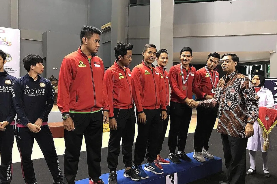 PERSEMBAHAN MEMBANGGAKAN DI JAKARTA: Abdul Halim mengucapkan tahniah kepada para pemain Singapura yang memenangi dua pingat gangsa (tempat ketiga bersama) dalam acara quad lelaki dan team double dalam Kejohanan Sepak takraw Asian 2017 - Road To Asian Games di Indonesia dari 28 November hingga 2 Disember lalu. - Foto PERSES