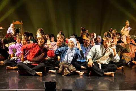 Pementasan, ‘Antara Dua: Between Two Choices, A Destiny Prevails’, dipersembahkan pada 3 April di Pusat Budaya Universiti (UCC) Nasional Singapura (NUS) oleh kumpulan Dikir Barat NUS (NUSDK) dan kumpulan Tarian India NUS sempena Pesta Seni NUS 2026. Bagi anggota NUSDK, Zikri Hakimi Abdul Wahid (barisan depan, kiri), pementasan silang kaum tersebut amat penting untuk kedua-dua kumpulan memahami budaya satu sama lain.