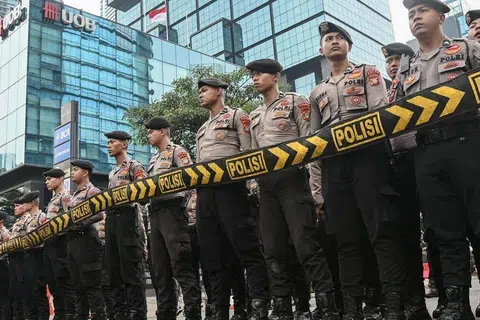 Anggota gabungan polis dan Tentera Nasional Indonesia (TNI) berkawal ketika tunjuk perasaan mahasiswa berlangsung di Jalan Jenderal Sudirman, Jakarta, susulan gelombang protes terhadap dasar pemerintah. Pemerintah Indonesia mengerahkan 4,576 anggota keselamatan bagi mengawal demonstrasi di beberapa lokasi utama di ibu kota itu.