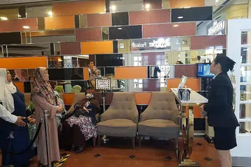 SEMUA PATUHI PERATURAN: Semua petugas di Restoran Landmark memastikan peraturan dilaksana dengan betul dan dipatuhi. Ini termasuk jarak sosial di kalangan pelanggan. - Foto RESTORAN THE LANDMARK