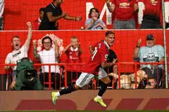 MAIN DENGAN KEBERANIAN: Pemain sayap terbaru United, Antony (atas) menunjukkan sekilas potensinya dengan meraikan gol pembukaan pasukan. United menewaskan Arsenal untuk mengembalikan semangat kepada pengurus, Erik ten Hag. - Foto-Foto AFP