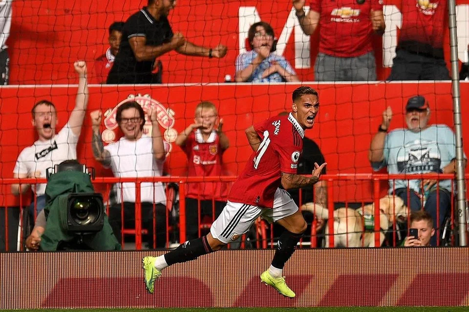 MAIN DENGAN KEBERANIAN: Pemain sayap terbaru United, Antony (atas) menunjukkan sekilas potensinya dengan meraikan gol pembukaan pasukan. United menewaskan Arsenal untuk mengembalikan semangat kepada pengurus, Erik ten Hag. - Foto-Foto AFP