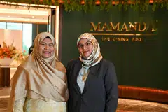 Cik Zafirah Zulkarnine (kanan) menggalas jawatan Ketua Pegawai Eksekutif Mamanda Food Solutions dan mengambil alih daripada ibunya, Cik Masmunah Abdullah. 