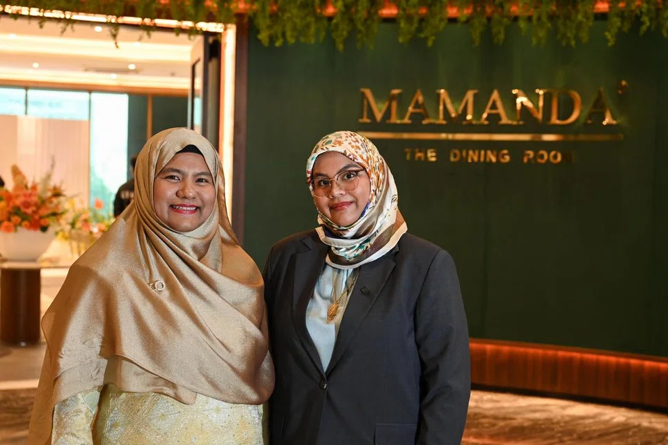 Cik Zafirah Zulkarnine (kanan) menggalas jawatan Ketua Pegawai Eksekutif Mamanda Food Solutions dan mengambil alih daripada ibunya, Cik Masmunah Abdullah. 