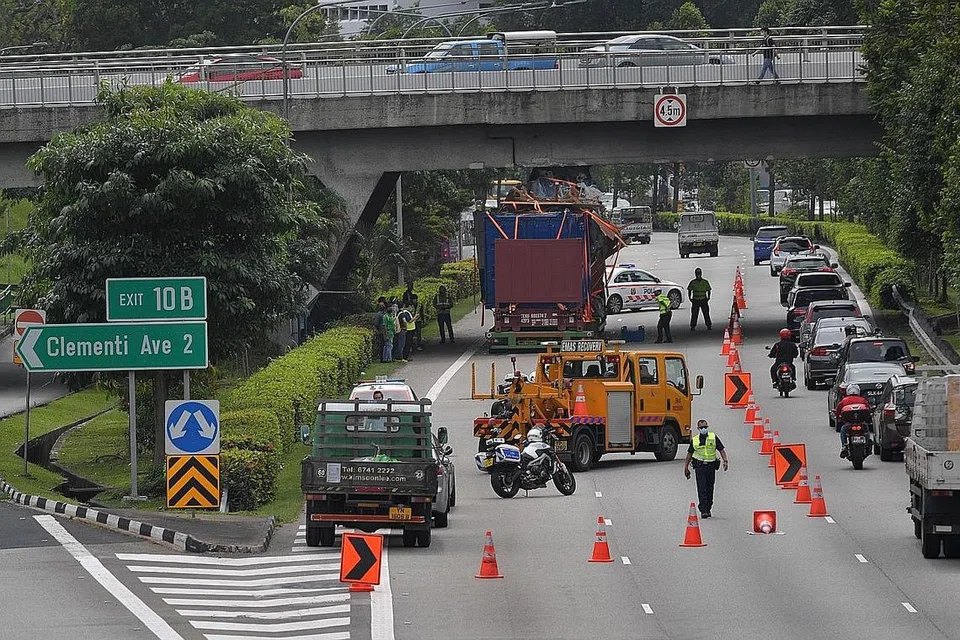KESESAKAN TRAFIK: Kemalangan di AYE di bahagian jalan raya menghala ke MCE pagi semalam menyebabkan kesesakan teruk yang berlarutan selama beberapa jam. - Foto BH oleh JOYCE FANG