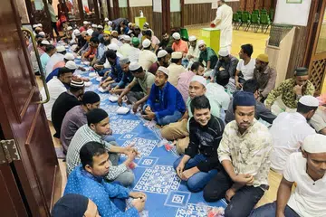 Majlis berbuka puasa yang diadakan oleh Masjid Alkaff Kampung Melayu sebelum ini turut mengalu-alukan pekerja Bangladesh yang berbuka puasa bersama jemaah setempat.