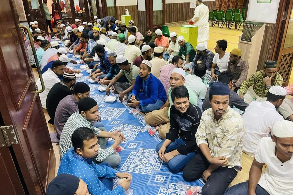 Majlis berbuka puasa yang diadakan oleh Masjid Alkaff Kampung Melayu sebelum ini turut mengalu-alukan pekerja Bangladesh yang berbuka puasa bersama jemaah setempat.