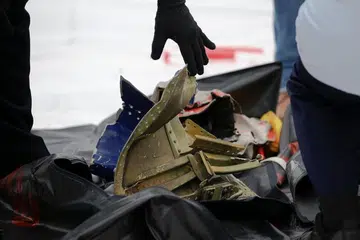 SERPIHAN PESAWAT DITEMUI: Hasil usaha mencari serpihan pesawat, inilah antara yang ditemui penyelam Tentera Laut Indonesia. - Foto AFP