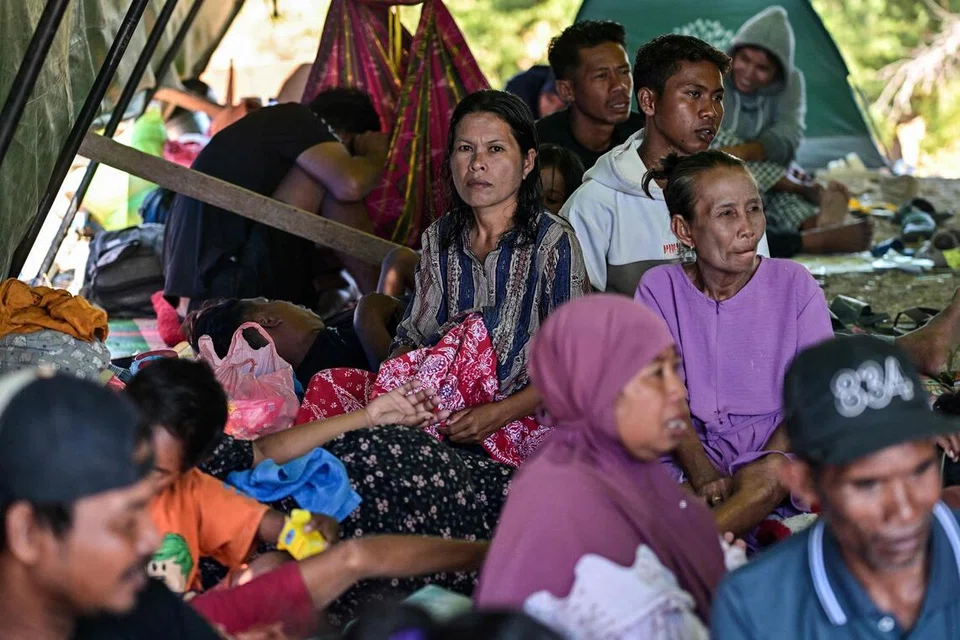 Sebilangan mangsa gempa bumi mengkritik tindakan pihak berkuasa dalam menangani bencana tersebut.