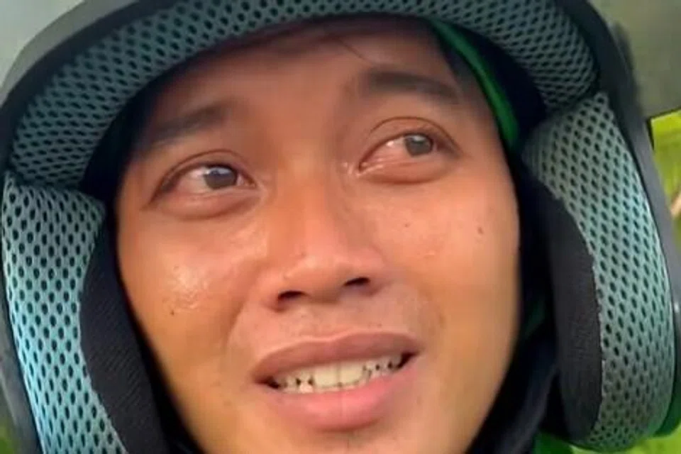 Pengguna TikTok @aktaasli berkongsi di TikTok saat beliau terkedu dapat tahu barang yang diambilnya sebenarnya untuk dirinya dan kawan-kawan Ojol atau pekerja penghantaran yang lain.