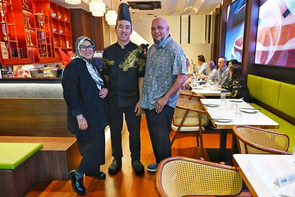 (Dari kiri) Pengarah pemasaran restoran Loong Dim Sum, Cik Fatimah Mohsin, Cef Derek Loong dan pengarah Loong Dim Sum, Encik Rafee Eunos.