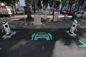 SERATA SINGAPURA: URA dan LTA berkata lebih 600 tempat mengecas EV itu akan dipasang di lebih 200 tempat letak kenderaan di serata Singapura. - Foto BH oleh KELVIN CHNG