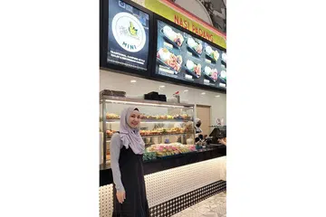 PILIH LOKASI: Cik Mastura Didih Ibrahim, pengarah urusan Restoran Hjh Maimunah, memilih lokasi cawangan barunya di ibu pejabat Koufu yang terletak di Woodlands Height, berdasarkan bilangan tempahan dalam talian yang banyak yang diterima restoran itu. - Foto ihsan MASTURA DIDIH IBRAHIM