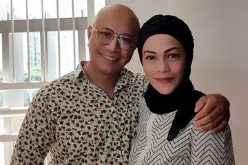 JADI BAPA ANGKAT: Encik Azhar Mohamed telah mengambil dua anak tirinya sebagai anak angkat tahun lalu. Anak angkatnya itu adalah anak kandung isterinya, Cik Azerah Yabut. - Foto ihsan AZHAR MOHAMED