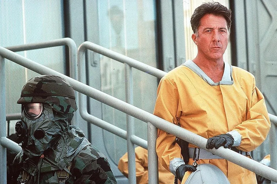 OUTBREAK: Filem yang dibintangi Dustin Hoffman ini menyelongkar kisah penyakit pendarahan yang berlaku apabila sejenis virus baru mengganas dan mendesak saintis wabak bertindak. - Foto fail