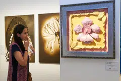 BERI PELUANG KEDUA: Orang ramai menikmati hasil karya yang dipamerkan di Pameran Seni dan Puisi Masyarakat Reben Kuning (YRCAPE) yang mengetengahkan karya seni dan puisi banduan dan bekas pesalah. - Foto BH oleh ROSLEE ABDUL RAZAK