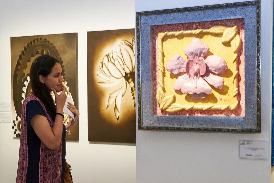 BERI PELUANG KEDUA: Orang ramai menikmati hasil karya yang dipamerkan di Pameran Seni dan Puisi Masyarakat Reben Kuning (YRCAPE) yang mengetengahkan karya seni dan puisi banduan dan bekas pesalah. - Foto BH oleh ROSLEE ABDUL RAZAK