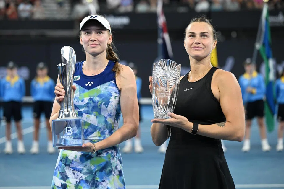 BERGAMBAR BERSAMA: Elena Rybakina dari Kazakhstan (kiri) bergambar dengan trofi selepas memenangi perlawanan akhir tenis wanita di Brisbane International 2024 semasa menentang Aryna Sabalenka dari Belarus pada 7 Januari.