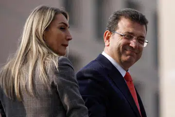 Datuk Bandar Istanbul, Ekrem Imamoglu dari parti pembangkang utama, Parti Rakyat Republikan (CHP), bersama isterinya Dilek Imamoglu, berada di atas sebuah bas selepas memberikan keterangan kepada pihak kehakiman di Istana Kehakiman Caglayan, Istanbul, Turkey, pada 31 Januari 2025. 