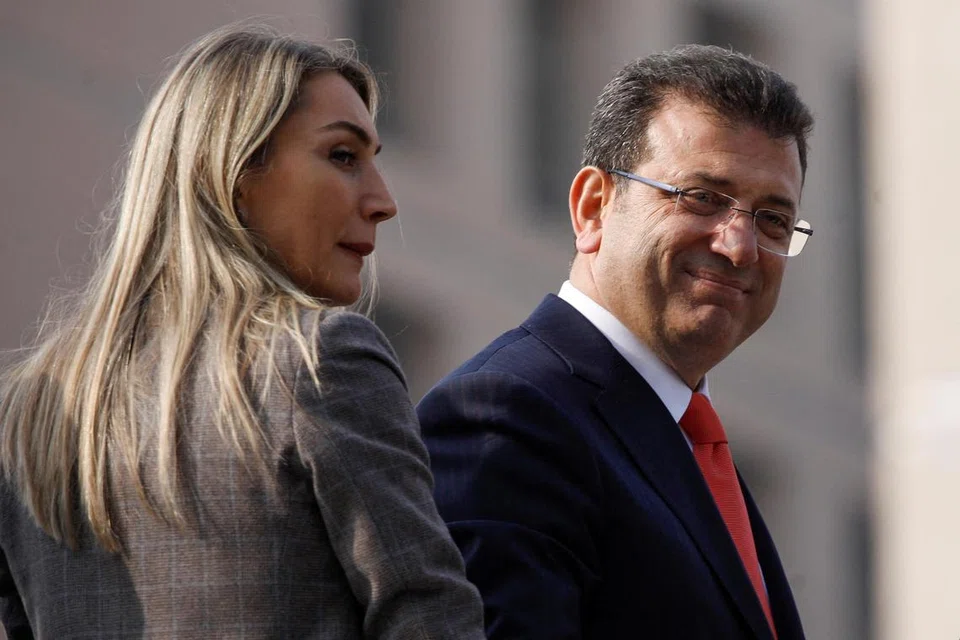 Datuk Bandar Istanbul, Ekrem Imamoglu dari parti pembangkang utama, Parti Rakyat Republikan (CHP), bersama isterinya Dilek Imamoglu, berada di atas sebuah bas selepas memberikan keterangan kepada pihak kehakiman di Istana Kehakiman Caglayan, Istanbul, Turkey, pada 31 Januari 2025. 