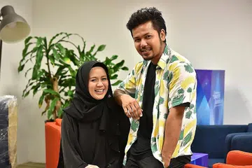 SEHATI SEJIWA: Fizah Nizam dan suami Helmindra J.A Halim berkongsi minat yang sama dalam seni rekaan dan peka terhadap sekitar alam, seperti yang ditekankan dalam rancangan 'Reka' terbitan syarikat mereka, By Apparatus. - Foto BM oleh JOSEPH CHUA