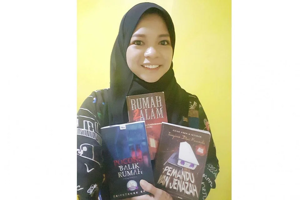 ANEKA JENIS BUKU MELAYU: Buku-buku Melayu yang merangkumi buku masakan, fiksyen, agama dan kanak-kanak kini boleh didapati di tiga lagi cawangan kedai buku Popular di gedung Bedok Mall, Causeway Point dan Jurong Point selain gedung One KM. Gambar menunjukkan Cik Rokiah Rajib, pegawai promosi produk di kedai buku Popular di bahagian buku Melayu di gedung One KM. - Foto TAUFIK A. KADER