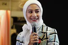 BANGUN MASA DEPAN HASIL KERJA KERAS: Datin Fouziah Gous yang pernah mencipta fenomena kerana drama popular 'Trilogi Cinta' kini curi-curi masa berseni dalam projek pemasaran media sosial jenama global seperti Huawei dalam kesibukan bergelar usahawan minuman sarang burung dan gim Muay Thai. - Foto MUHAMAD IZUDDIN SUFIAN SUJAI