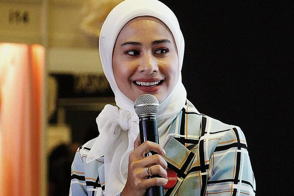 BANGUN MASA DEPAN HASIL KERJA KERAS: Datin Fouziah Gous yang pernah mencipta fenomena kerana drama popular 'Trilogi Cinta' kini curi-curi masa berseni dalam projek pemasaran media sosial jenama global seperti Huawei dalam kesibukan bergelar usahawan minuman sarang burung dan gim Muay Thai. - Foto MUHAMAD IZUDDIN SUFIAN SUJAI