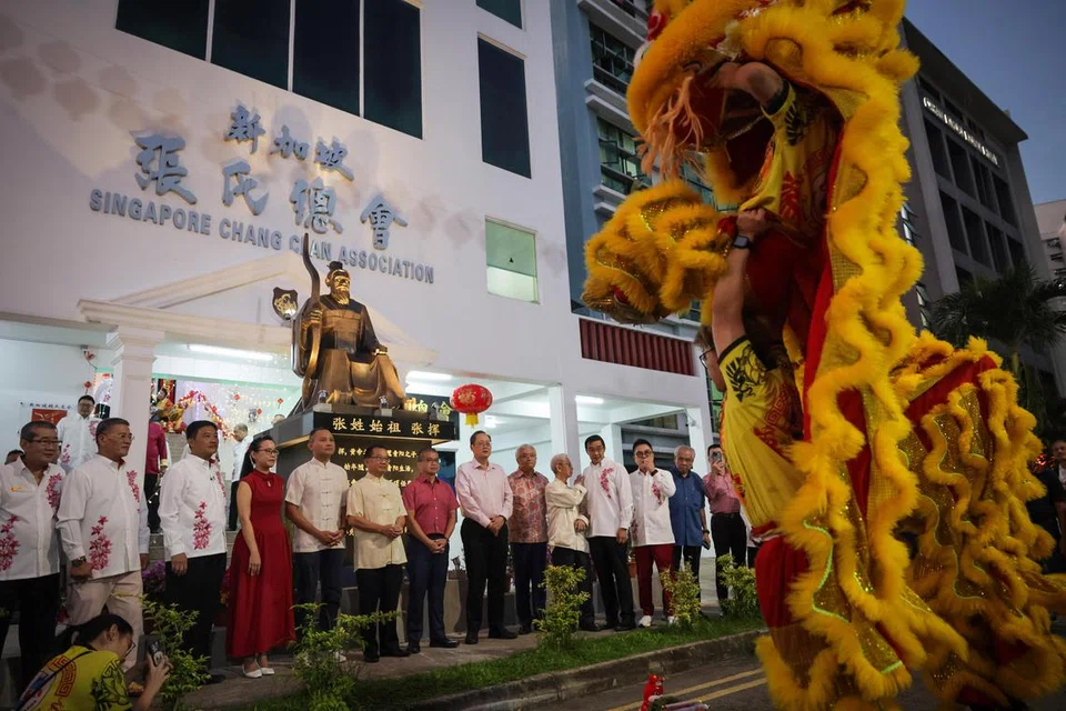 (Dari empat dari kiri) Dr Choo Pei Ling, penasihat kedua pertubuhan akar umbi GRC Marine Parade (Kembangan-Chai Chee); serta Anggota Parlimen GRC Marine Parade - Encik Mohd Fahmi Aliman, Encik Seah Kian Peng, Encik Edwin Tong dan Dr Tan See Leng - menonton persembahan tarian singa semasa Sambutan Musim Bunga Pertubuhan Kebudayaan Geylang dan Persatuan Suku Kaum 2025 pada 6 Februari. 
