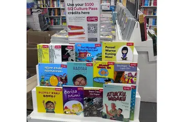 Cawangan Popular di Clementi Mall antara kedai buku yang menawarkan buku kanak-kanak bahasa Melayu SingLit yang boleh dibeli menggunakan kredit Pas Budaya SG. 