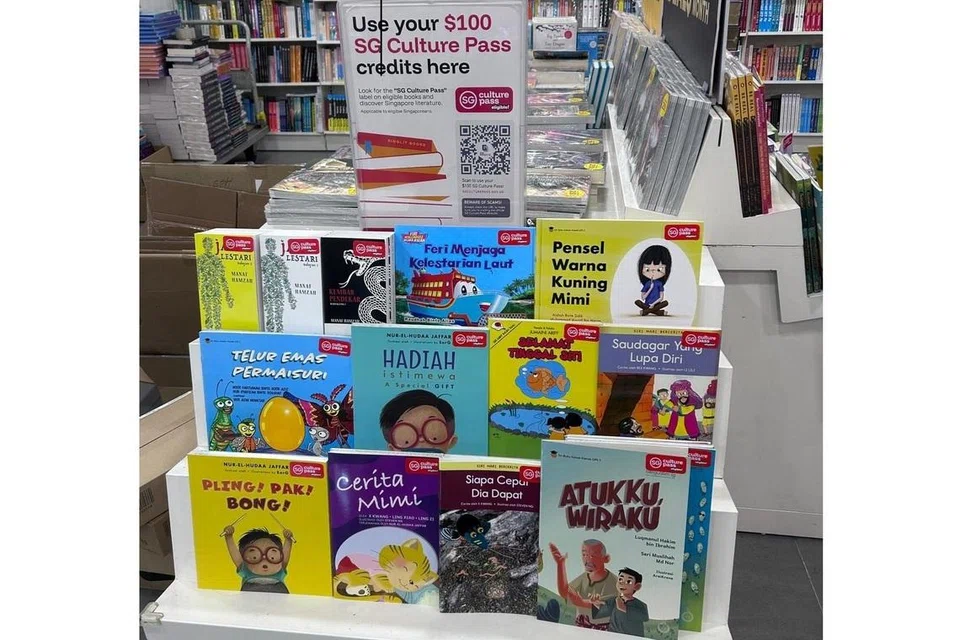 Cawangan Popular di Clementi Mall antara kedai buku yang menawarkan buku kanak-kanak bahasa Melayu SingLit yang boleh dibeli menggunakan kredit Pas Budaya SG. 