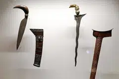KERIS ETNIK BANJAR: Keris yang dipamerkan ini mempunyai reka bentuk yang melambangkan masyarakat Banjar di Kalimantan Selatan. Memandangkan masyarakat itu terkenal sebagai peniaga intan (berlian mentah), tukang keris Banjar sering menghiasi gagang keris dengan emas dan intan, dan sarungnya dengan suasa (campuran emas dan tembaga). - Foto-foto BH oleh KHALID BABA, THADDEUS ANG